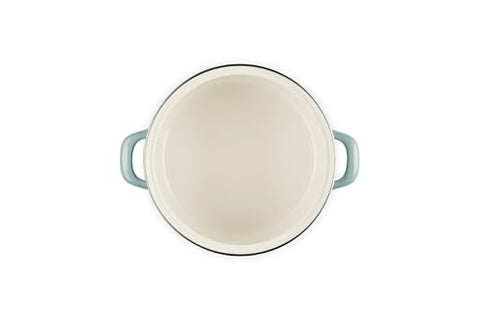 Le Creuset émail proche pour surface durable et non réactive.