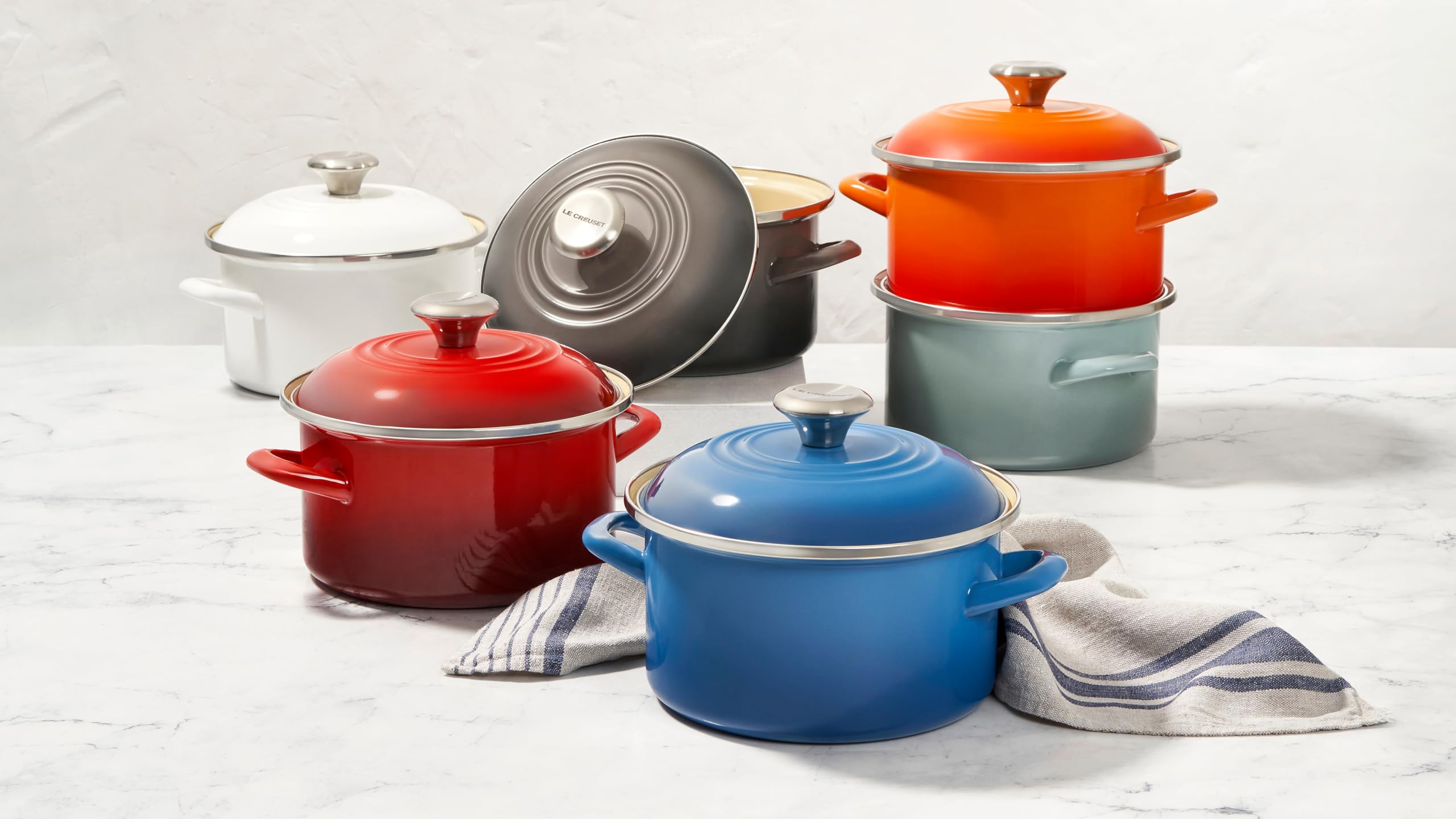 Stockpot Le Creuset sur la plaque montrant son utilisation polyvalente.