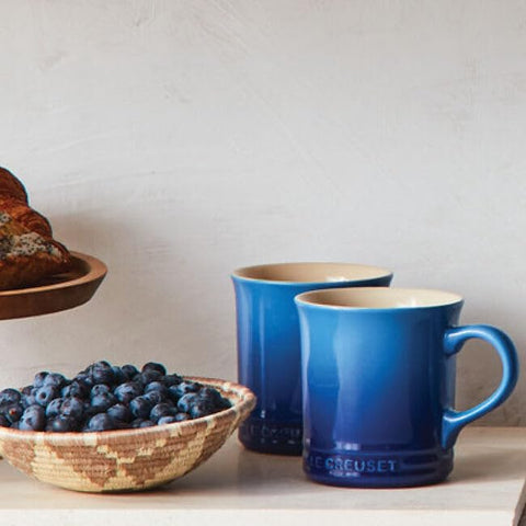Le Creuset Vancouver Mug Peche 14oz dishwasher-safe icon emphasizes easy care.