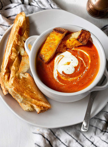 LE TAUCI 28 oz capacity serves hearty portions of soup or chowder.