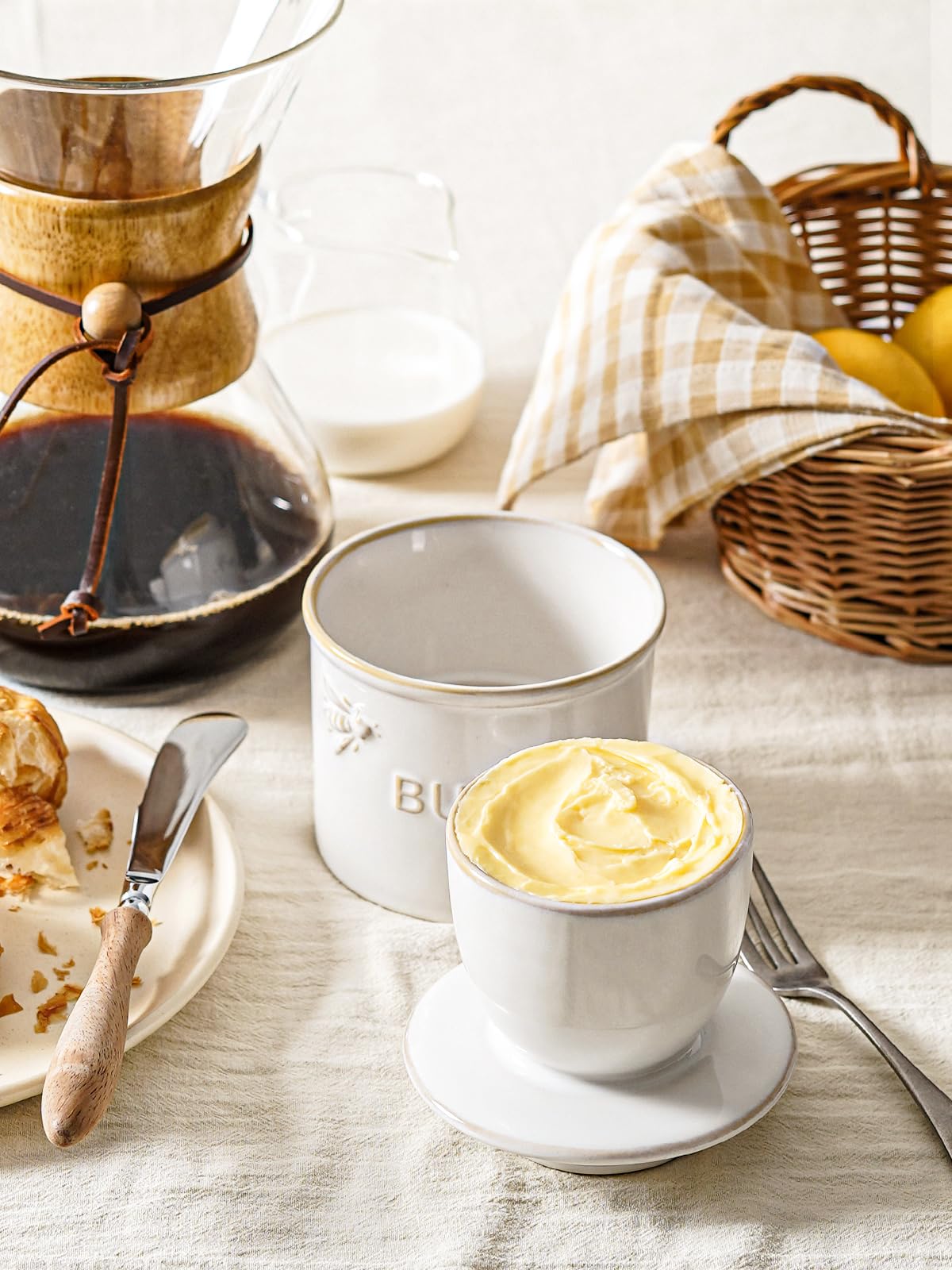 LE TAUCI lid with bee embossing reduces mess and preserves freshness.