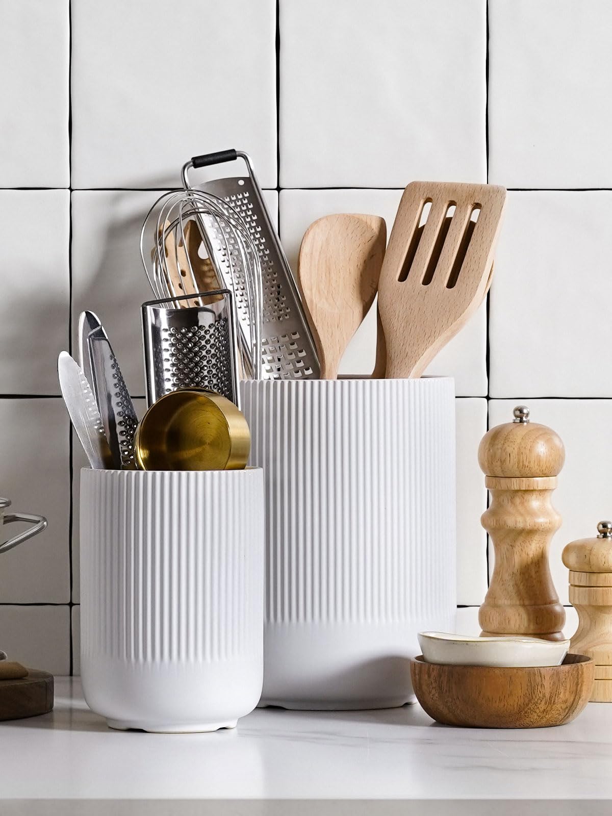 LE TAUCI ceramic holder with ribbed and fluted design adds modern style.