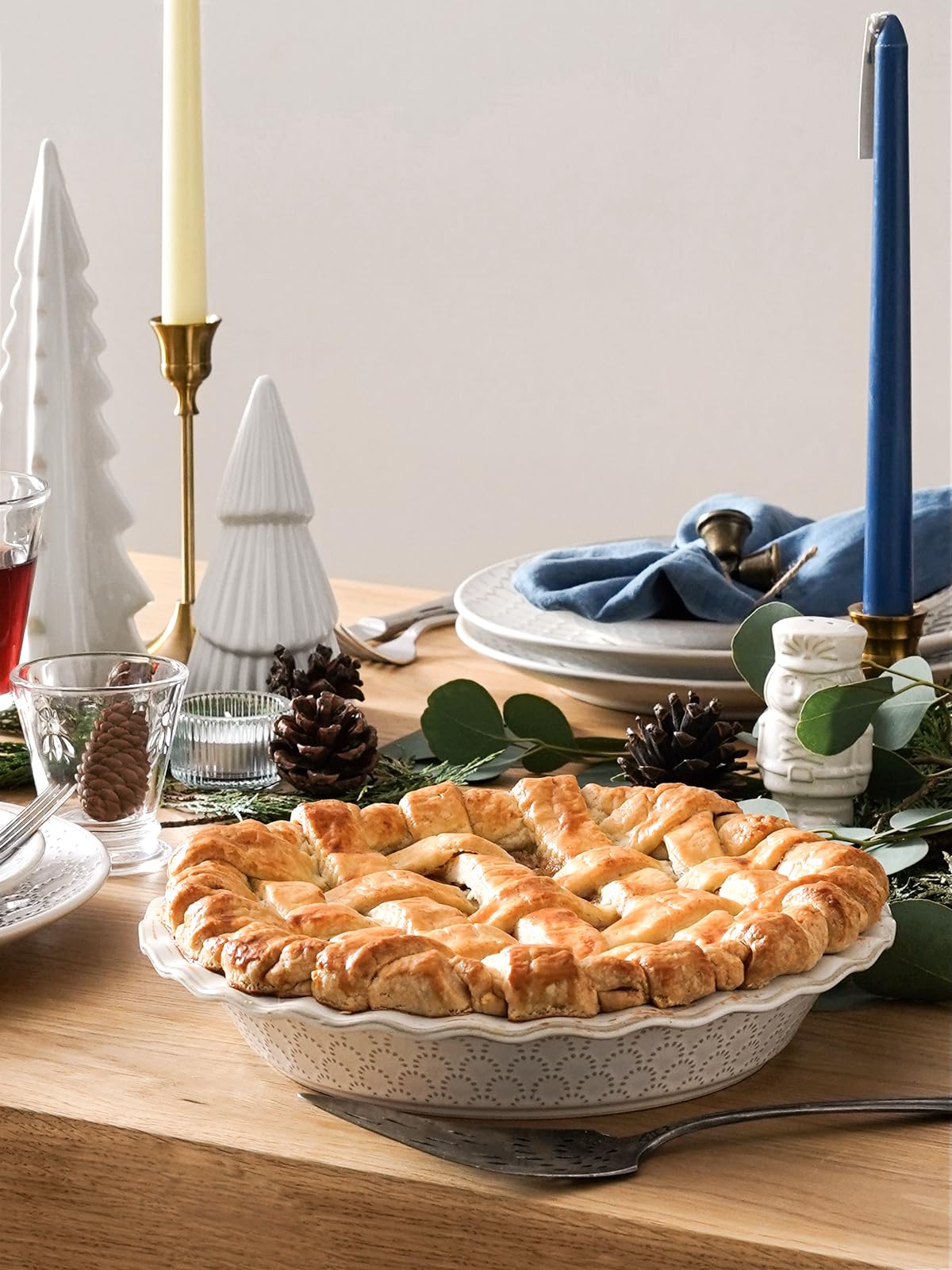 LE TAUCI pie pan, oven-safe, ideal for versatile baking tasks.