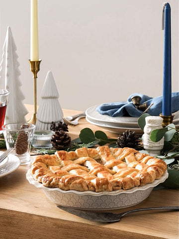 LE TAUCI pie pan, oven-safe, ideal for versatile baking tasks.