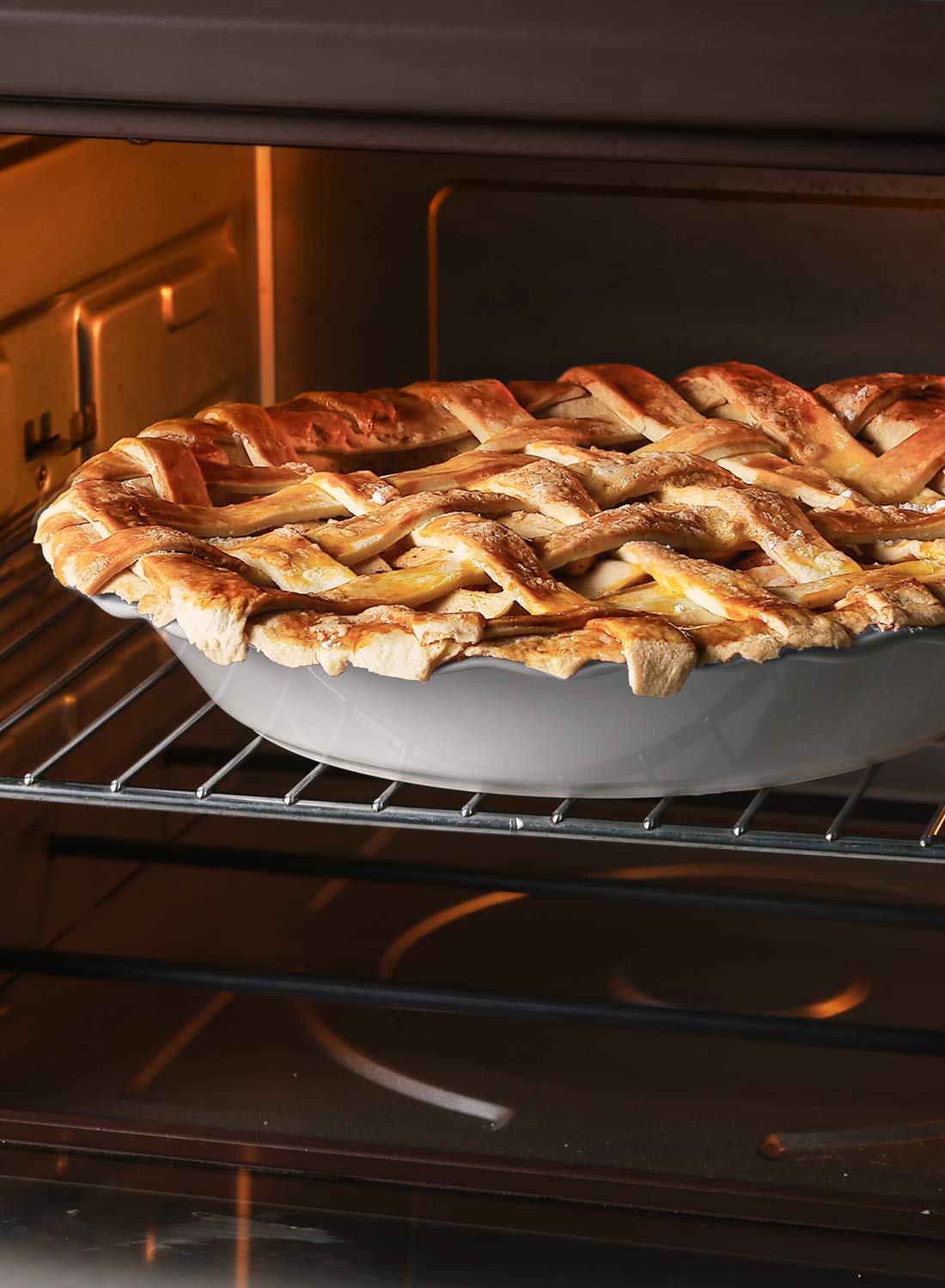 LE TAUCI white ceramic pie pan with durable glaze resists odors