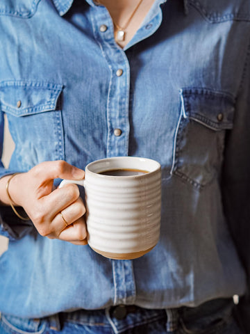 LE TAUCI mug texture detail highlighting spiral pattern and neutral glaze