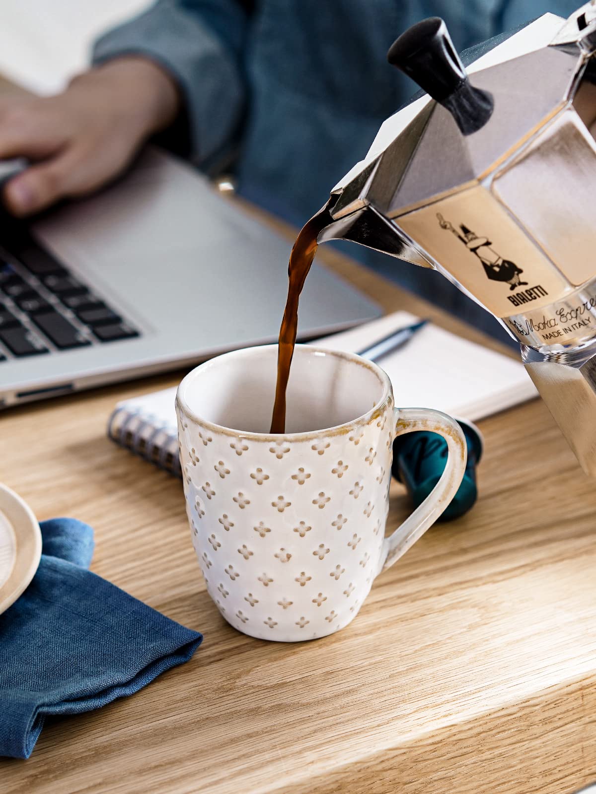 LE TAUCI Arctic white interior highlights coffee color and aroma for appreciation.