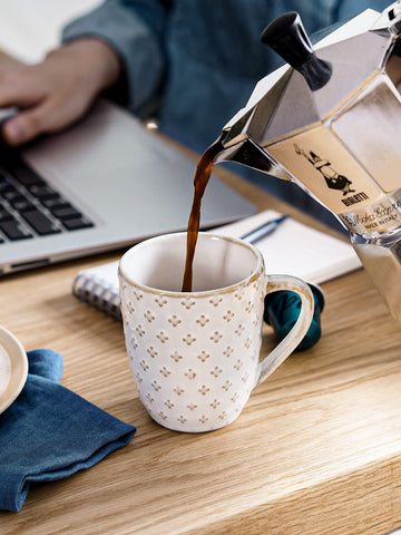 LE TAUCI Arctic white interior highlights coffee color and aroma for appreciation.