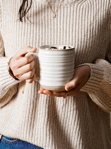 LE TAUCI ceramic 18oz mug with large handle, close-up, comfortable grip for hot beverages.