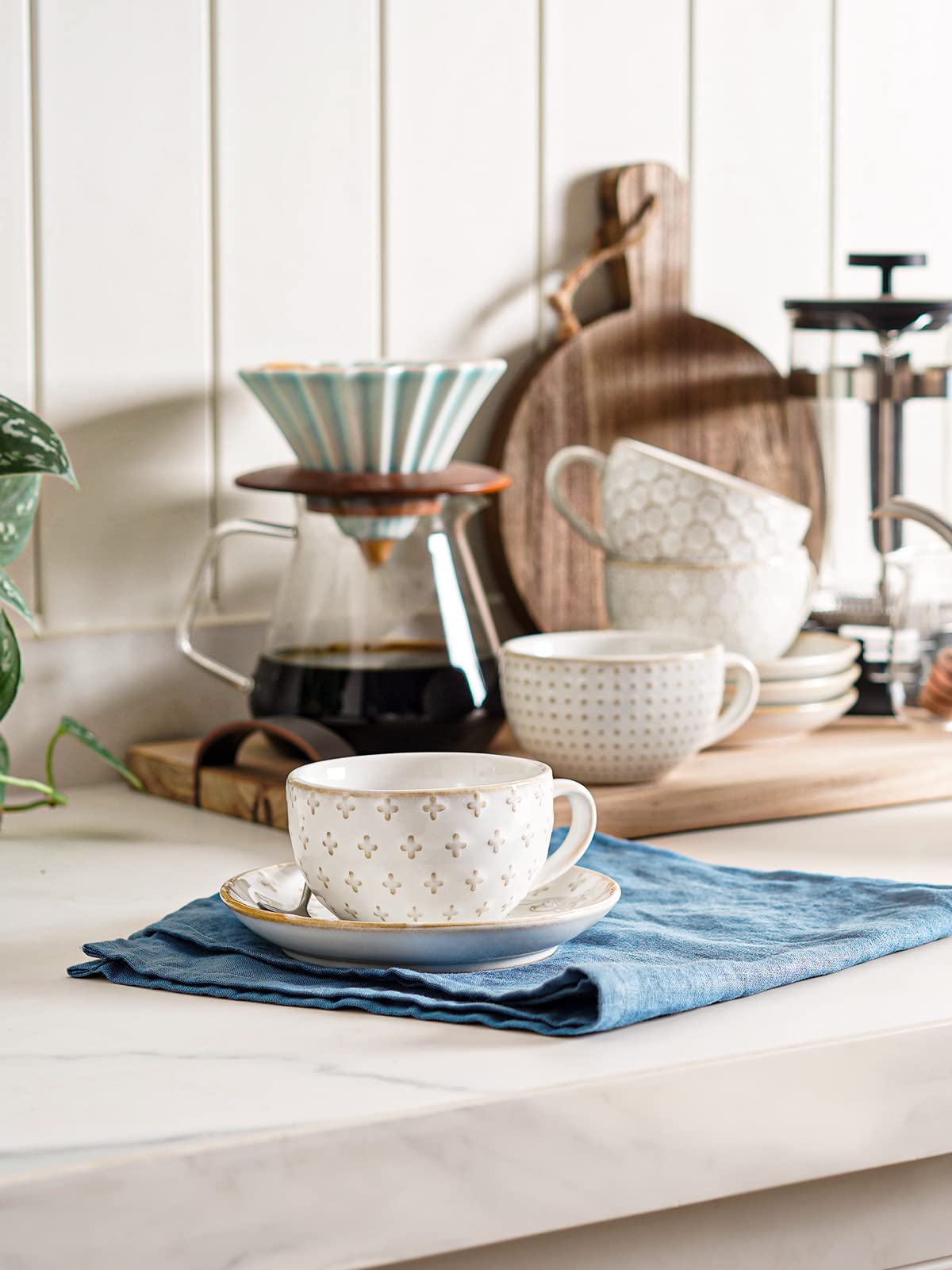 LE TAUCI cup and saucer with a comfort grip handle for spill-free pouring.