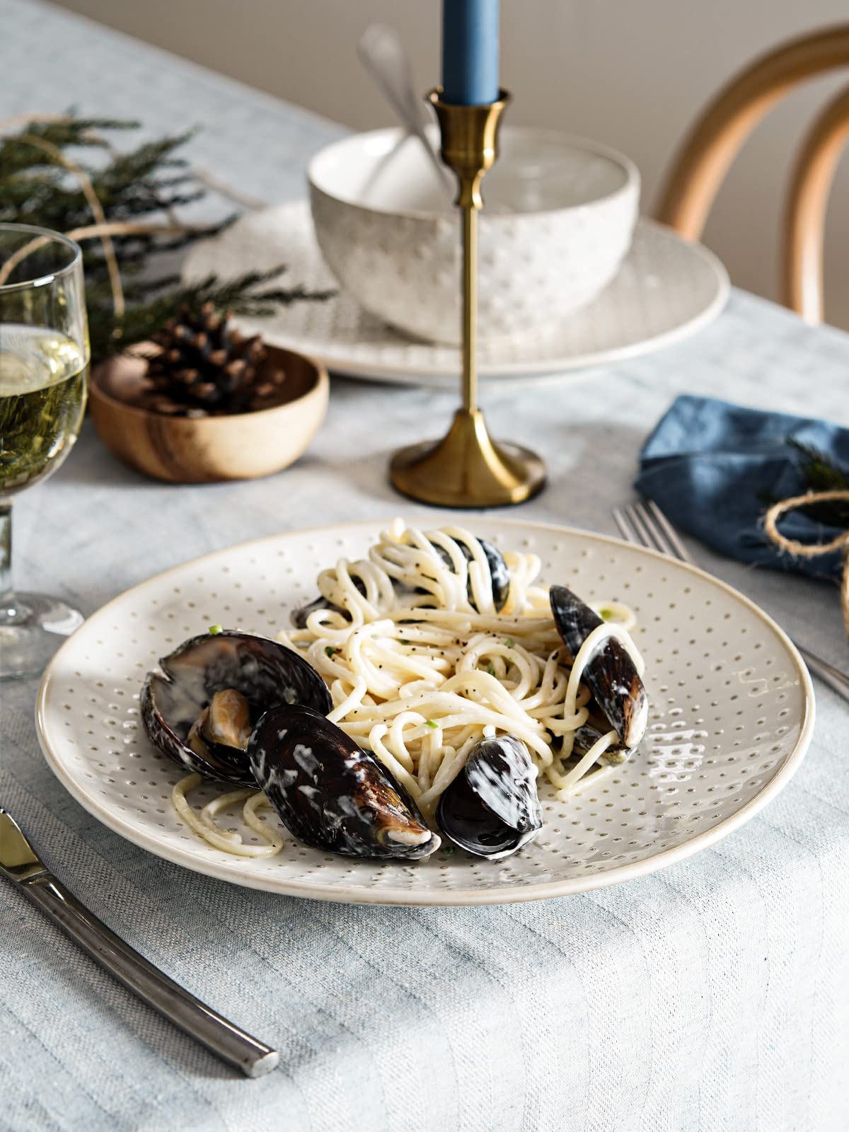 LE TAUCI white-finish dinner plate complements any table setting.