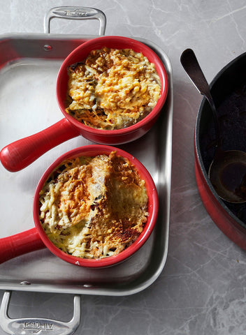 LE TAUCI easy-grip handle stays cool for safe serving