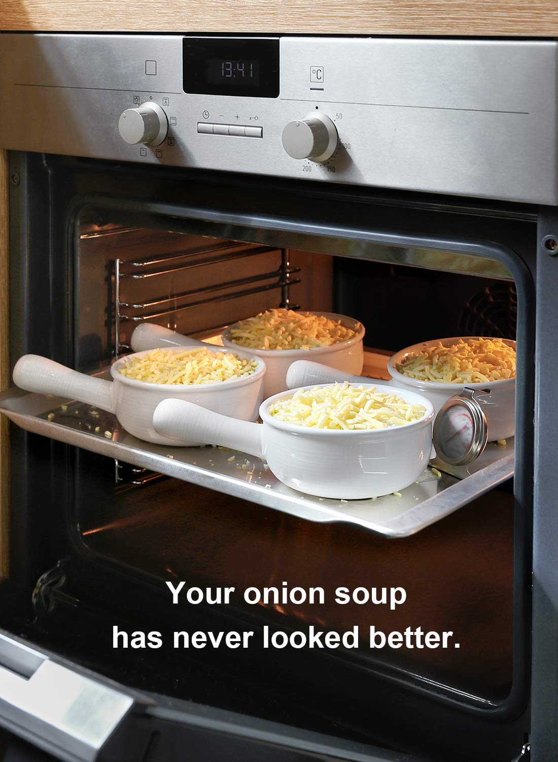 LE TAUCI easy-grip handle keeps contents cool for steady oven-to-table transfer