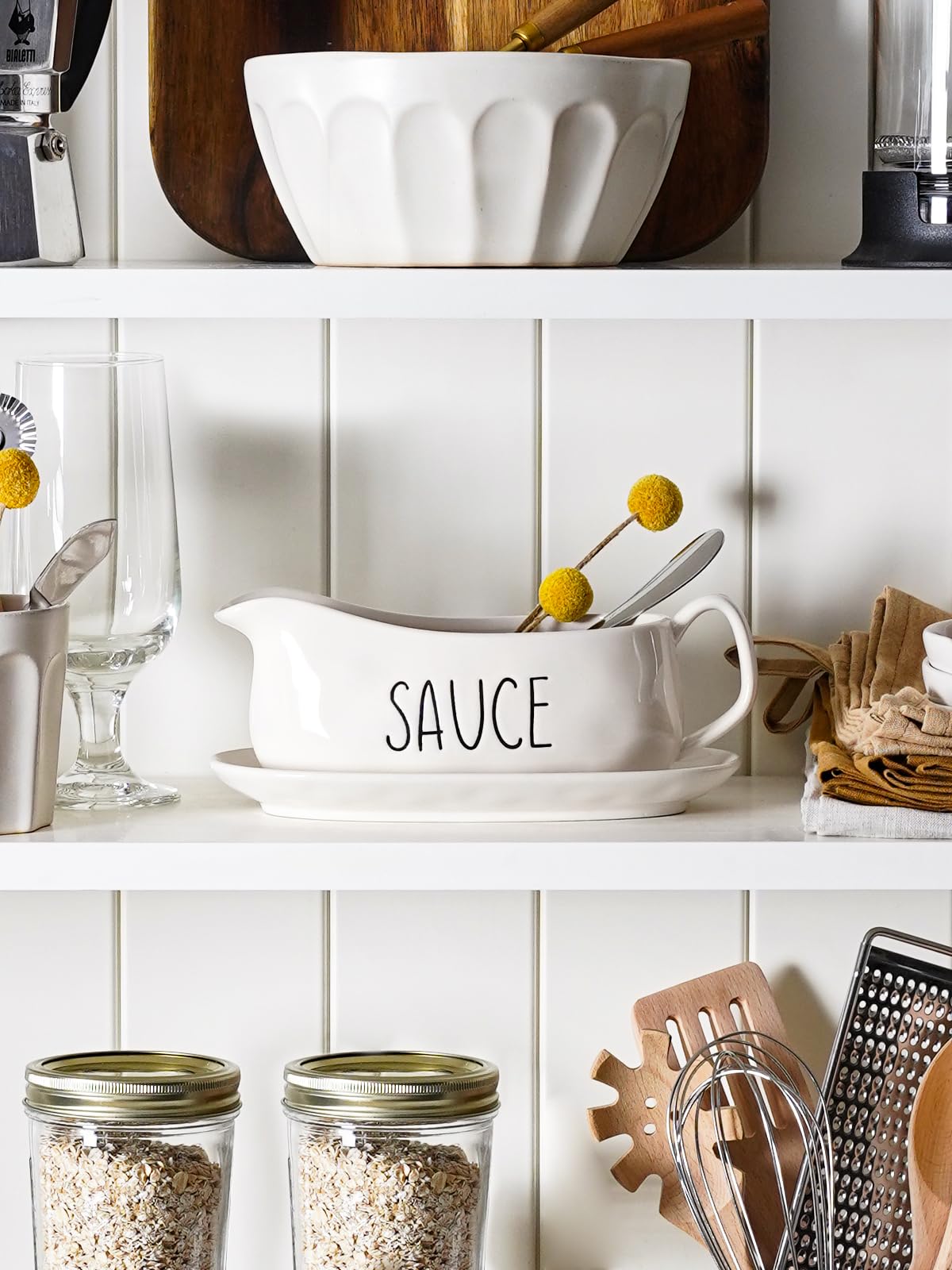 LE TAUCI farmhouse-style gravy boat fits any table setting and occasion.