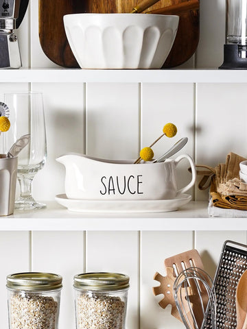 LE TAUCI farmhouse-style gravy boat fits any table setting and occasion.