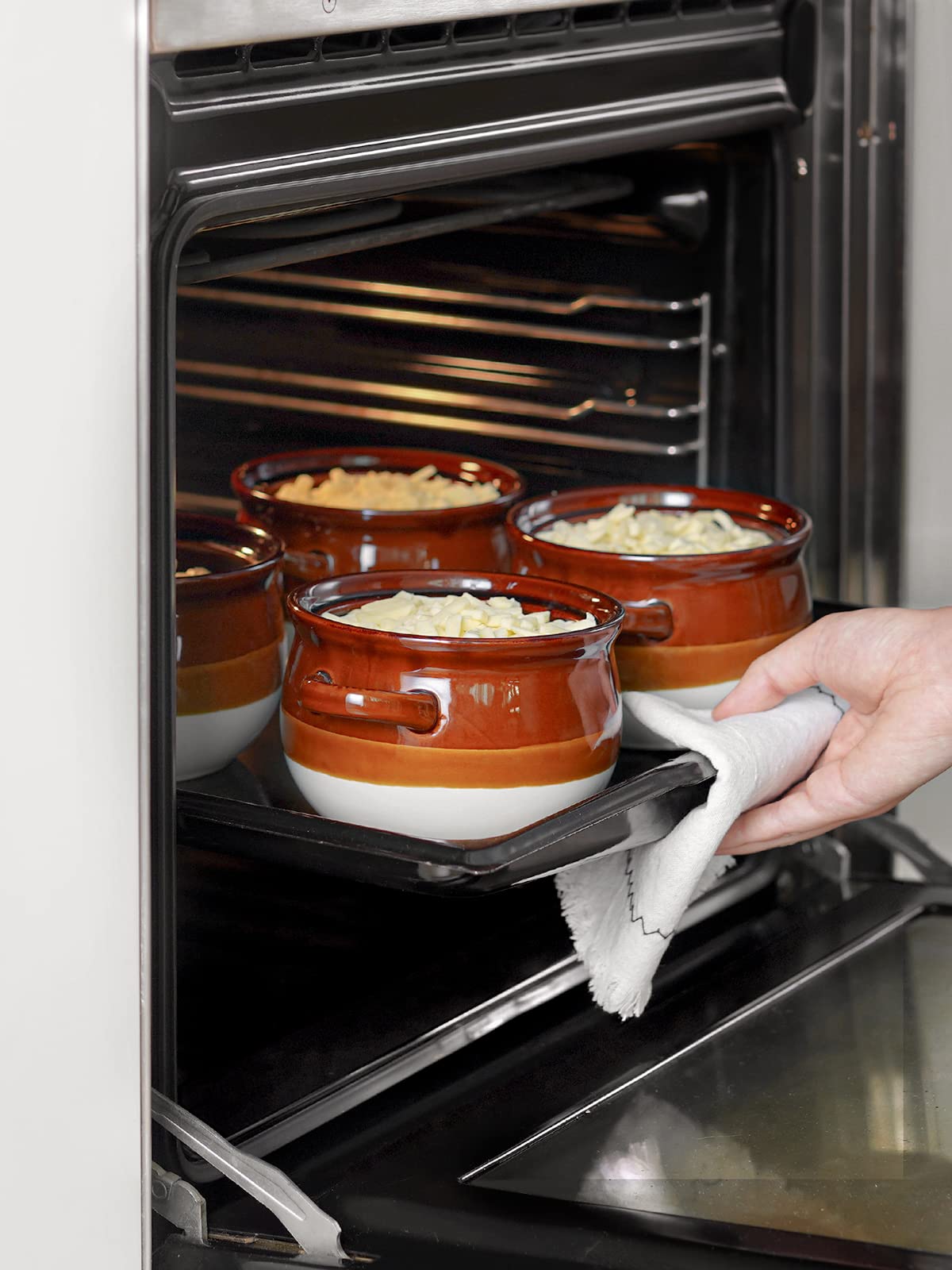 LE TAUCI glazed interior and exterior resists odors and cleans easily.