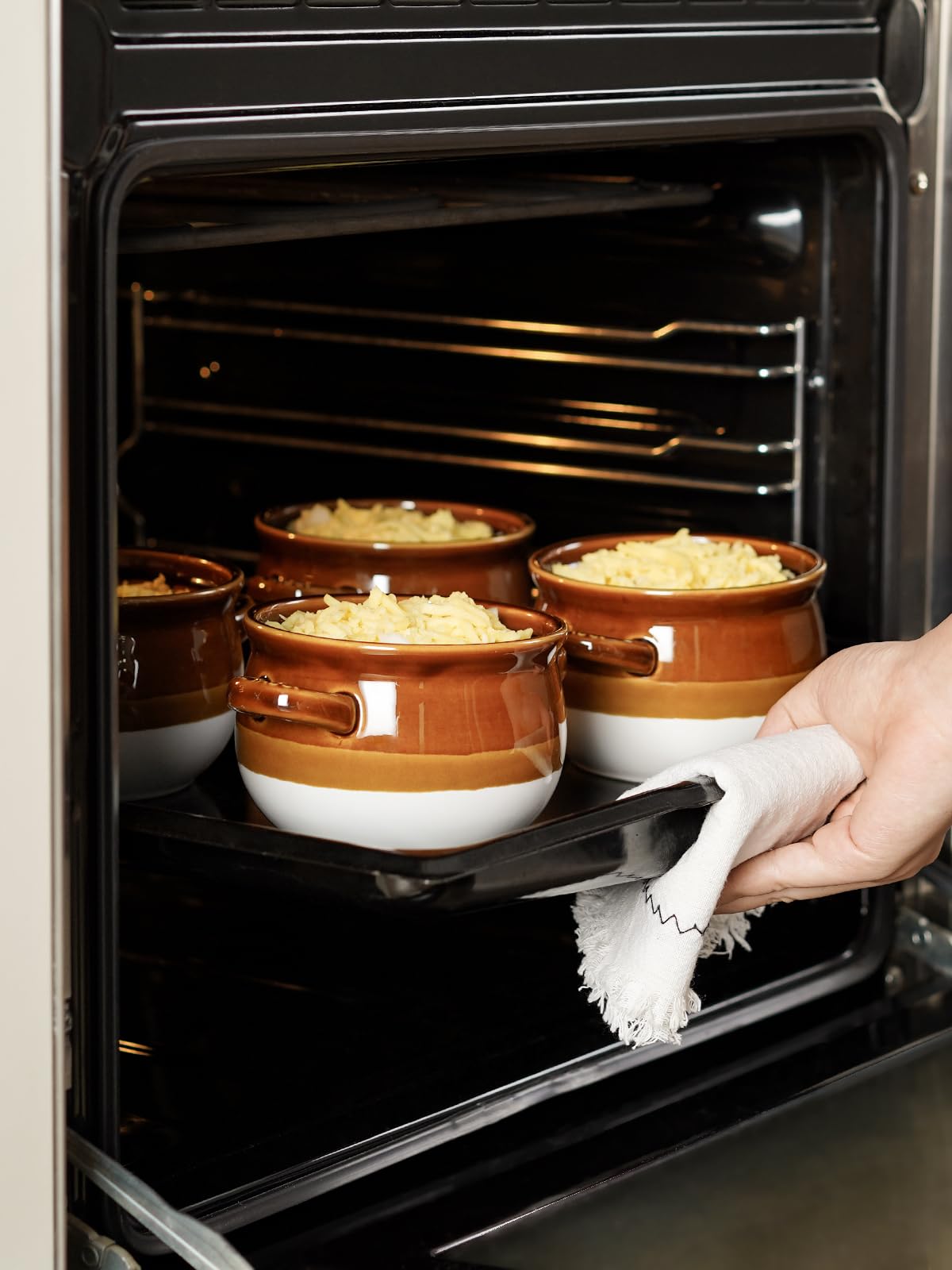 LE TAUCI lidded bowls protect food from pets and preserve temperature.
