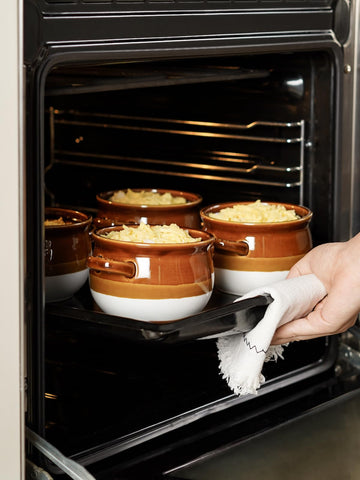 LE TAUCI lidded bowls protect food from pets and preserve temperature.