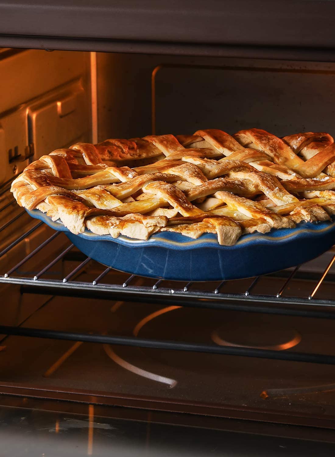 LE TAUCI fluted rim guides crust shaping and provides confident handling.