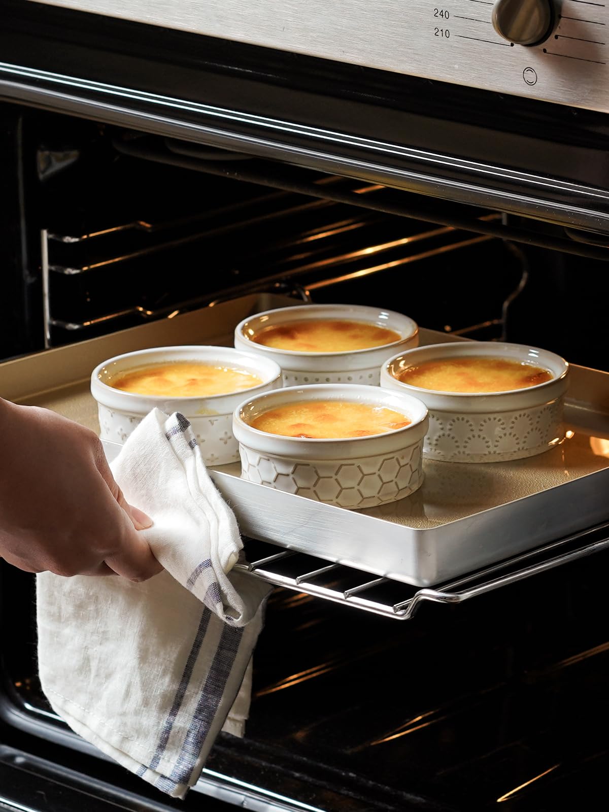 LE TAUCI ramekins oven-safe design suitable for baking desserts and warm dressings.
