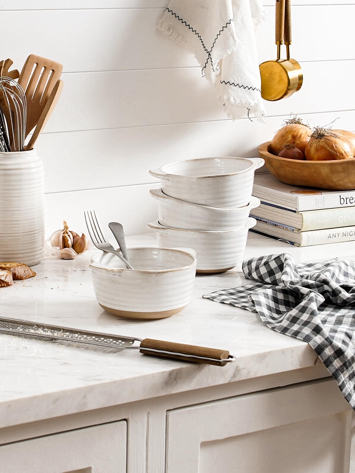 LE TAUCI two sturdy handles support safe lifting from hot cookware