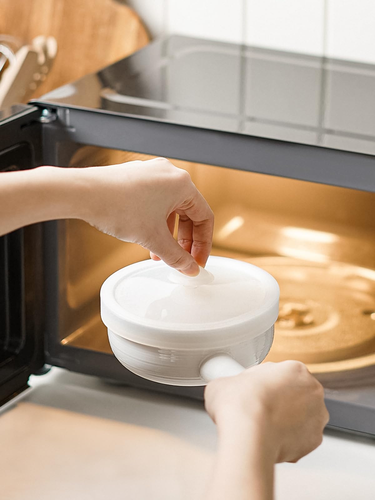 LE TAUCI ergonomic two-hole handle design offers secure grip