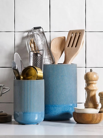 LE TAUCI large-capacity holder keeping spatulas within easy reach on the counter.