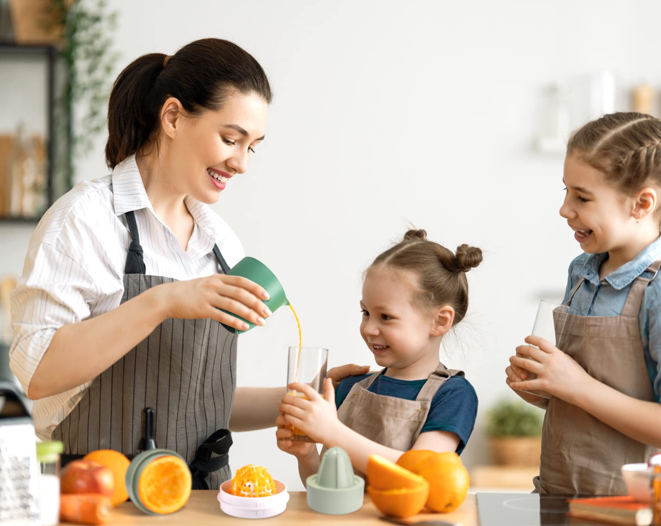 Lechin hand juicer with two press options for different fruits.