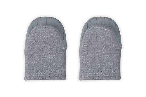 Le Creuset mini oven mitts boost dexterity for precise handling of baking trays.