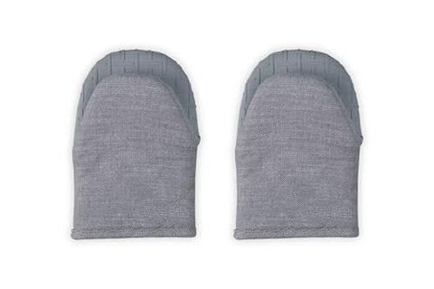 Le Creuset mini oven mitts boost dexterity for precise handling of baking trays.