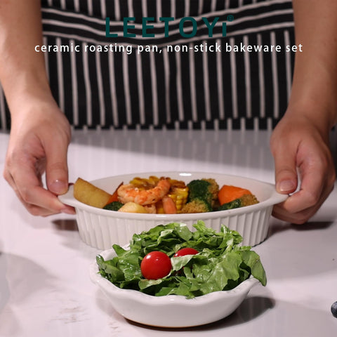 LEETOYI double-handle design provides secure grip when serving.