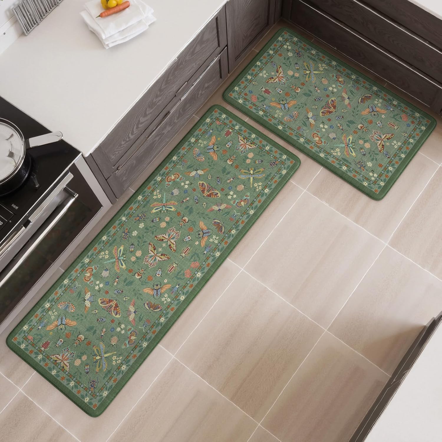 Stain-resistant PVC surface of LEEVAN mat is easy to wipe clean