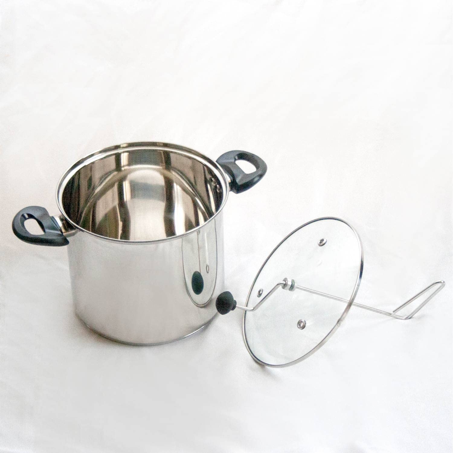 Lehman's 4.76-quart capacity shown for family portions.