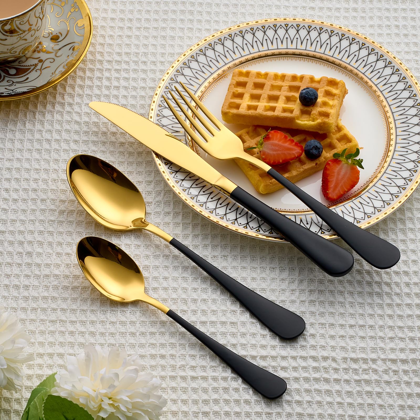 Dishwasher-safe Lekoton gold-black flatware label on packaging