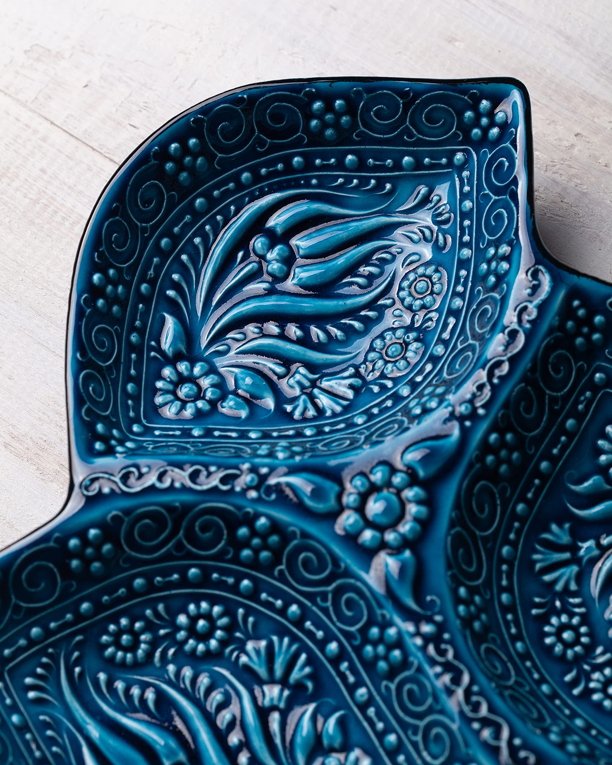 LEMOSE blue floral pattern snack tray adds decorative flair to any gathering.