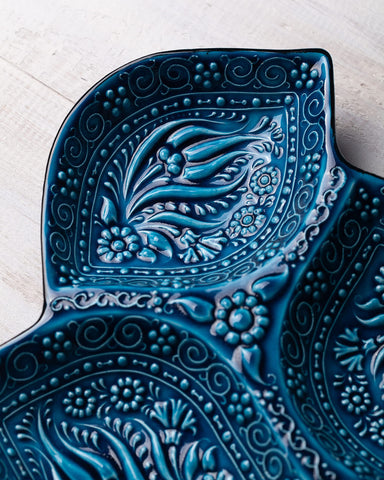 LEMOSE blue floral pattern snack tray adds decorative flair to any gathering.