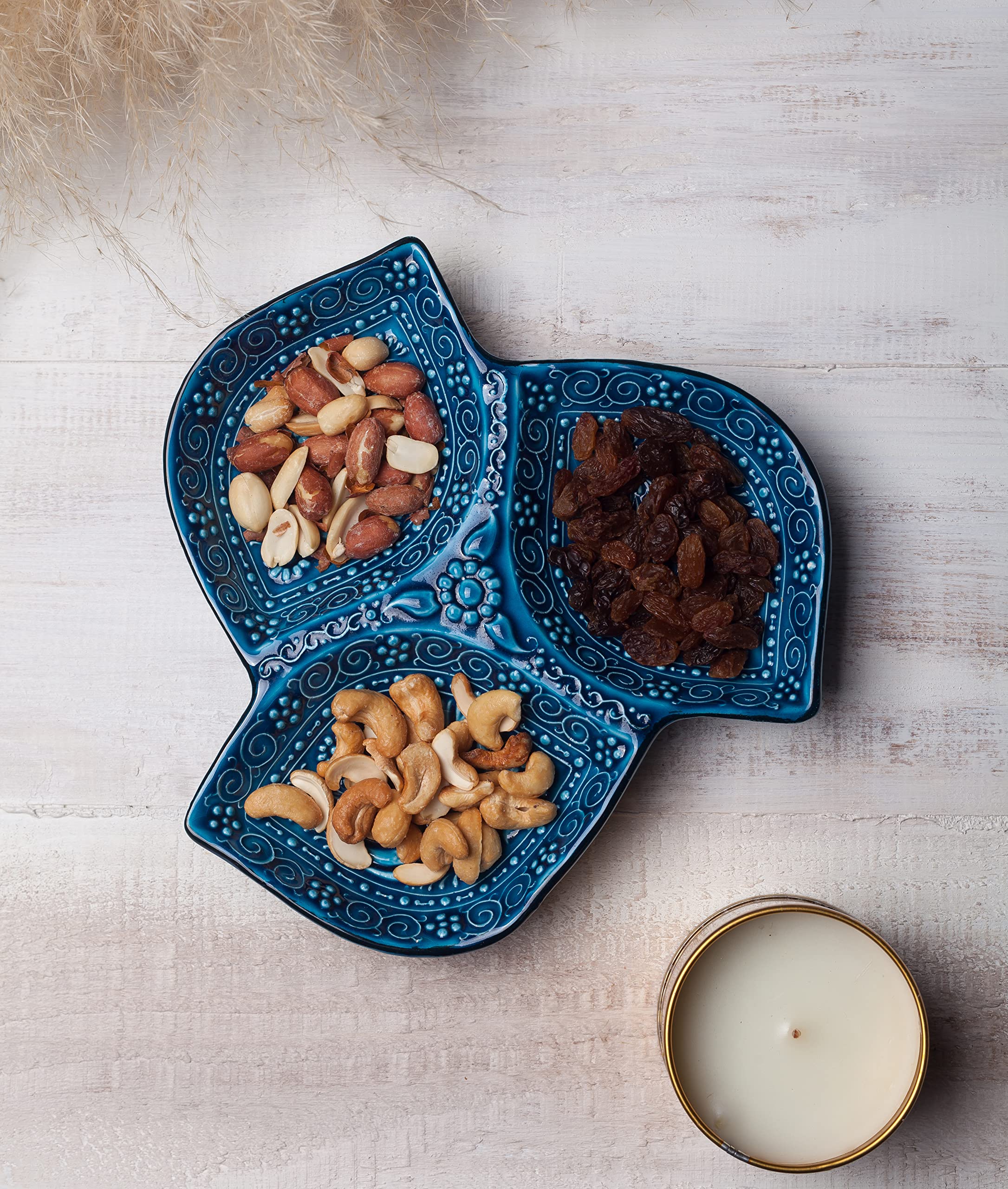 LEMOSE ceramic snack plate ideal for vegetables, fruits, and crackers.