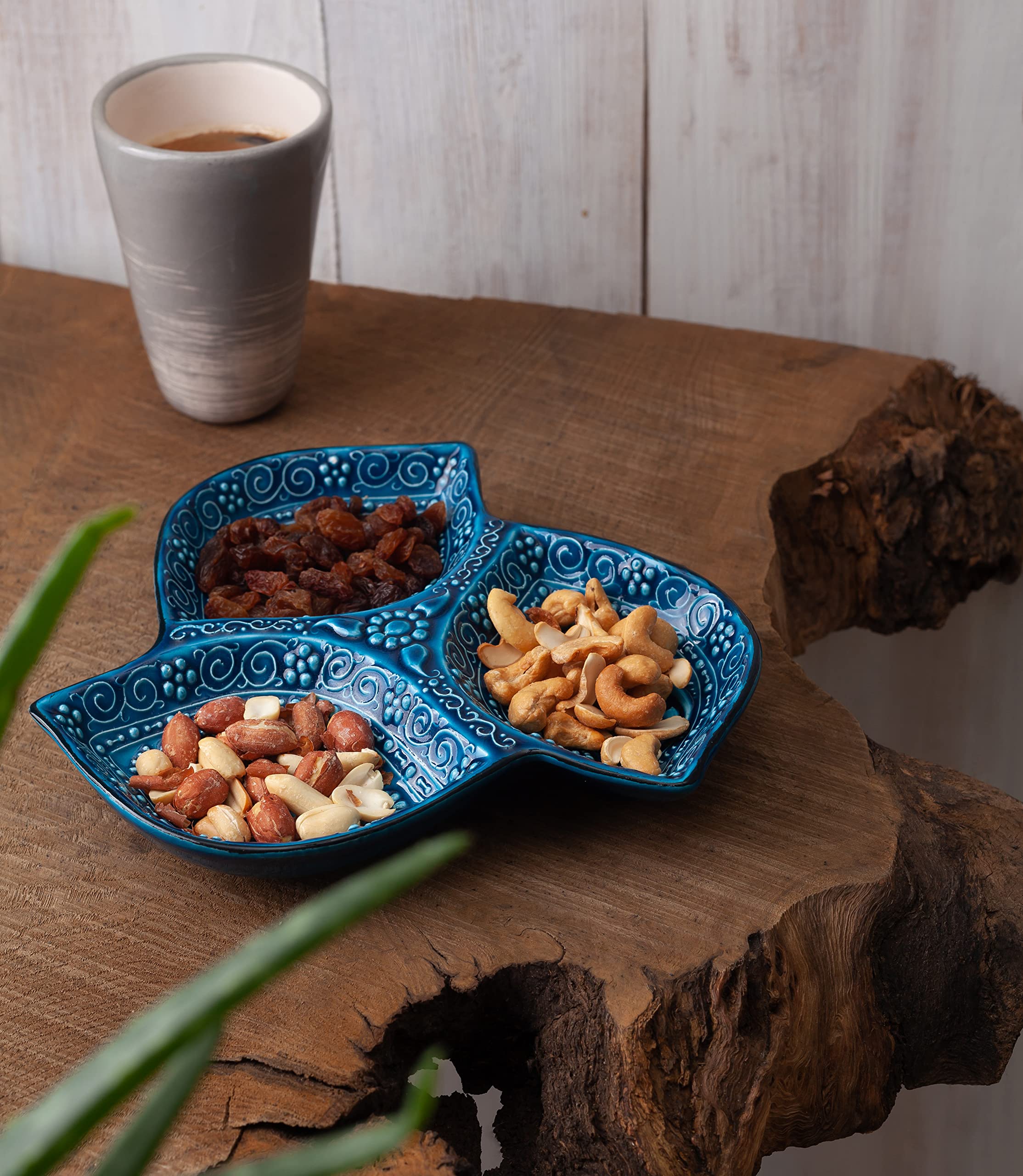 LEMOSE embossed leaf design decorative plate for stylish tablescapes.