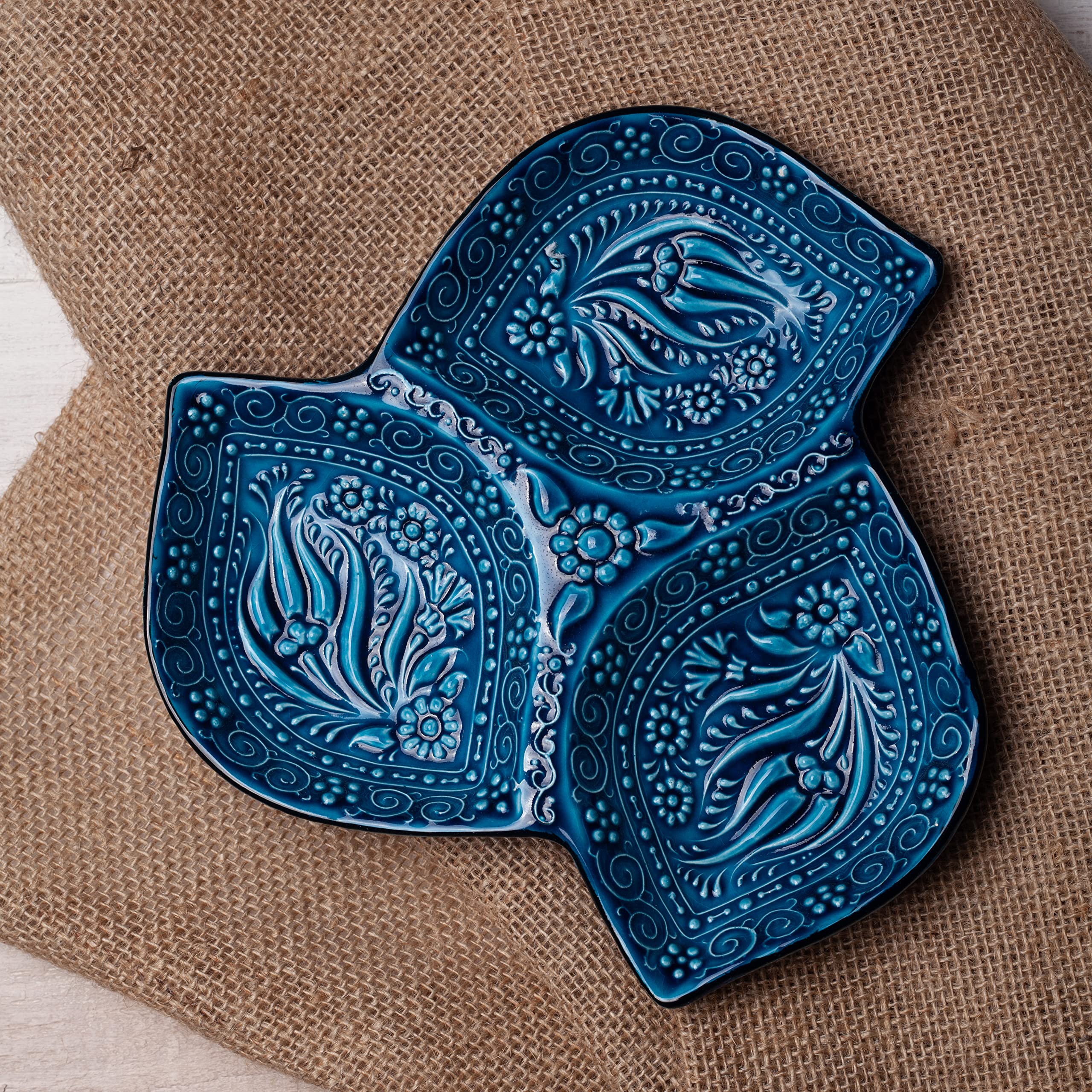 LEMOSE leaf-shaped tray doubles as chic kitchen decor.