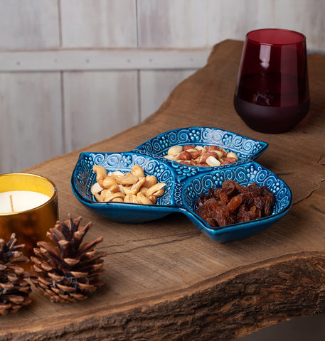 LEMOSE party-ready plate enhances entertaining with elegant blue leaf styling.