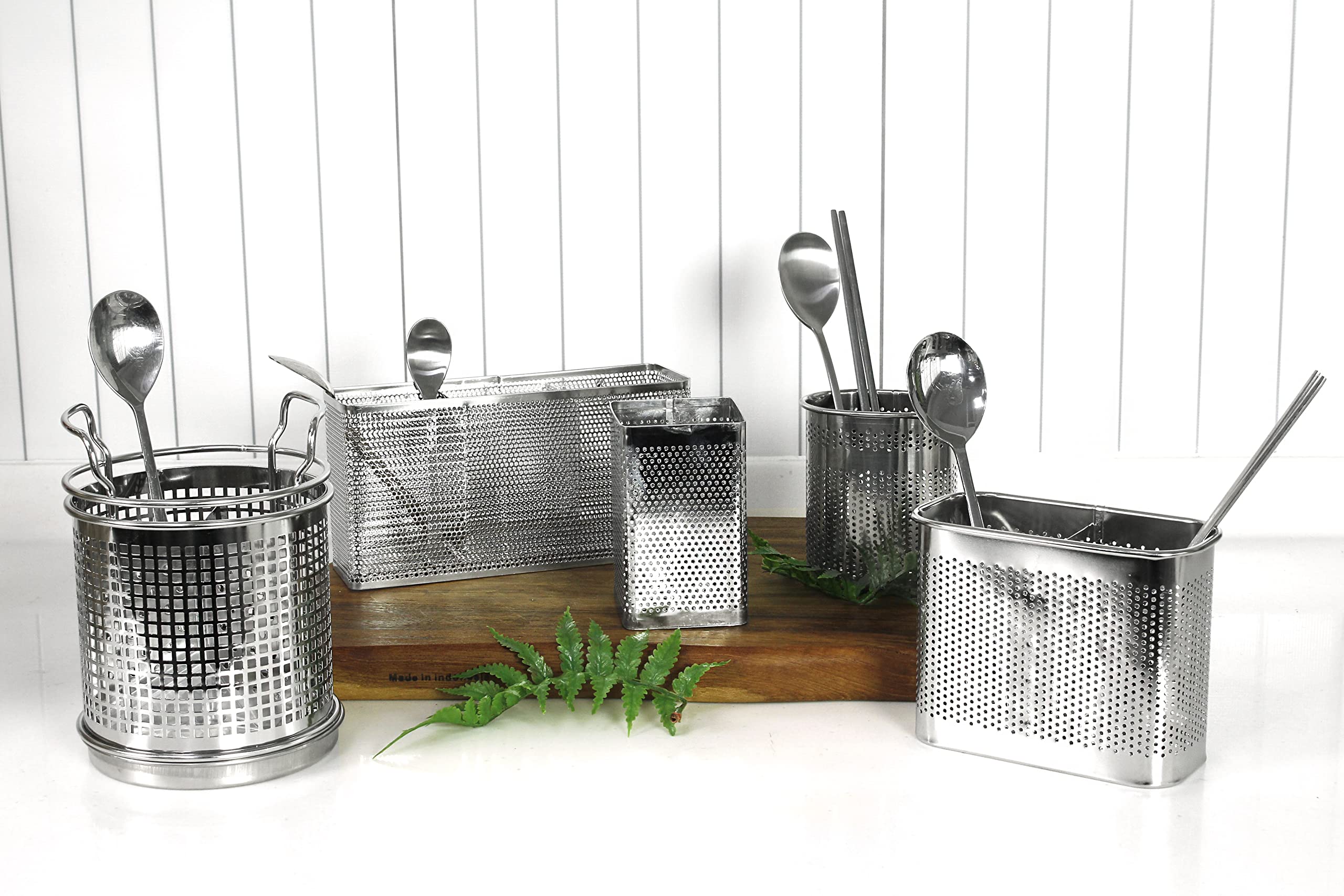 LENITH easy-to-clean basket rinses quickly under running water.