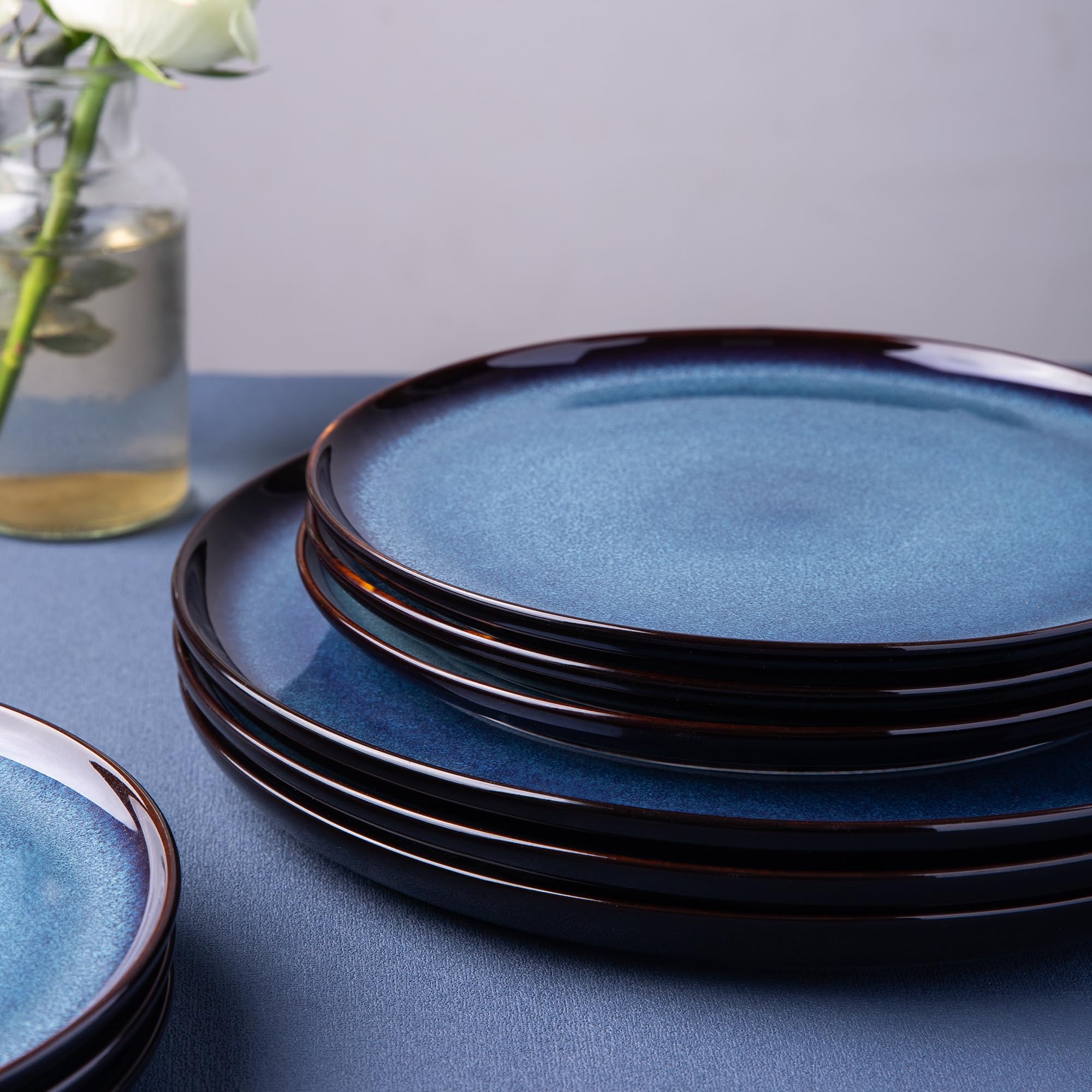 LERATIO plates neatly stacked, microwave-safe and dishwasher-safe.