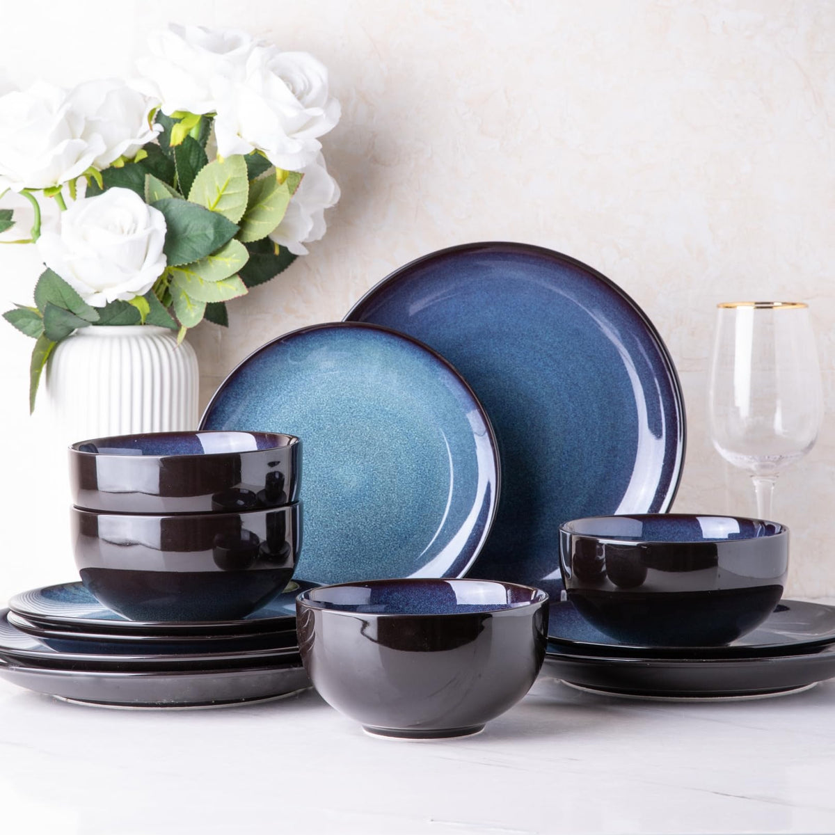 LERATIO dinnerware plates close-up showing vibrant glaze for everyday meals.