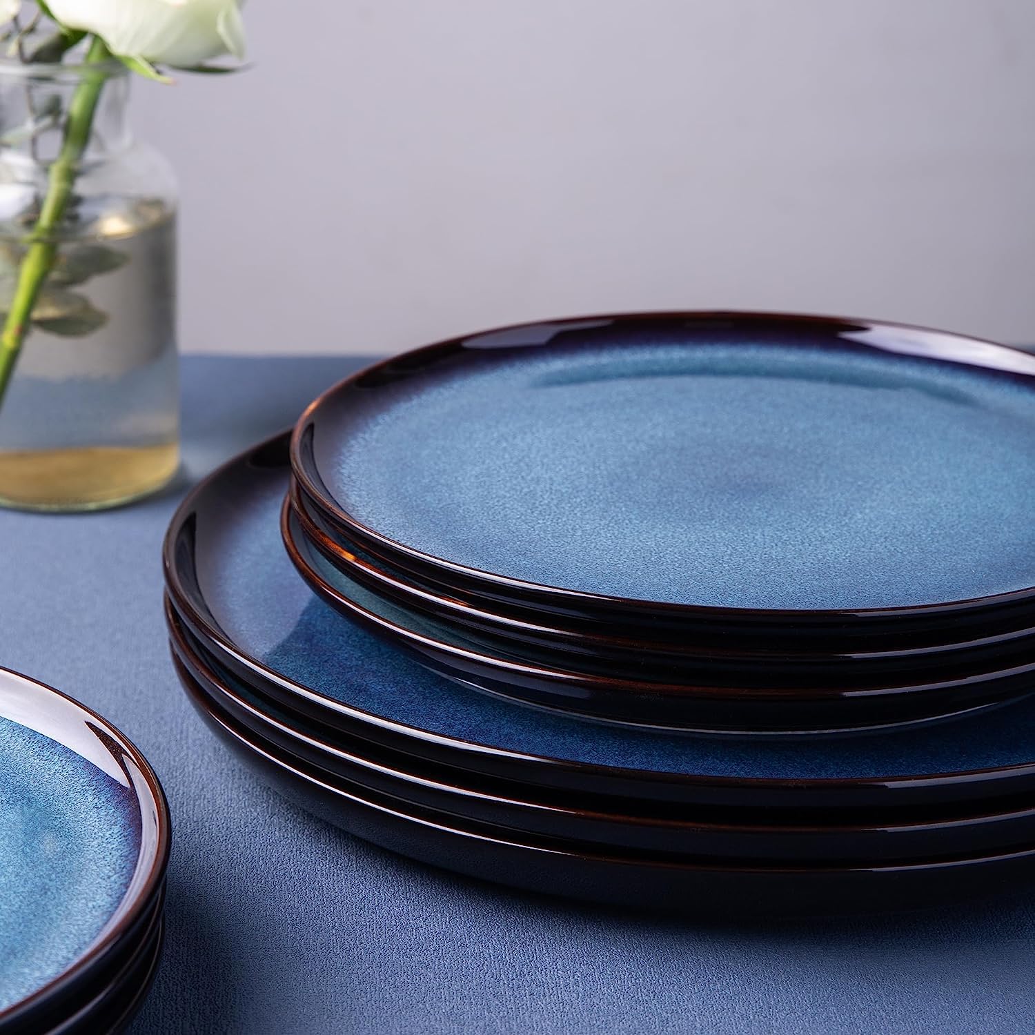 LERATIO reactive glaze finish plate displays unique color shifts in lighting.