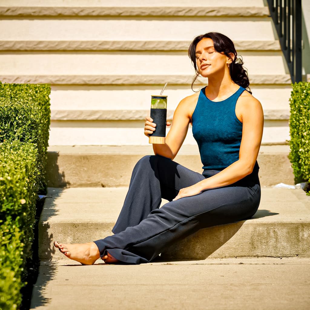 Le'raze tumbler fits most cup holders for convenient transport.