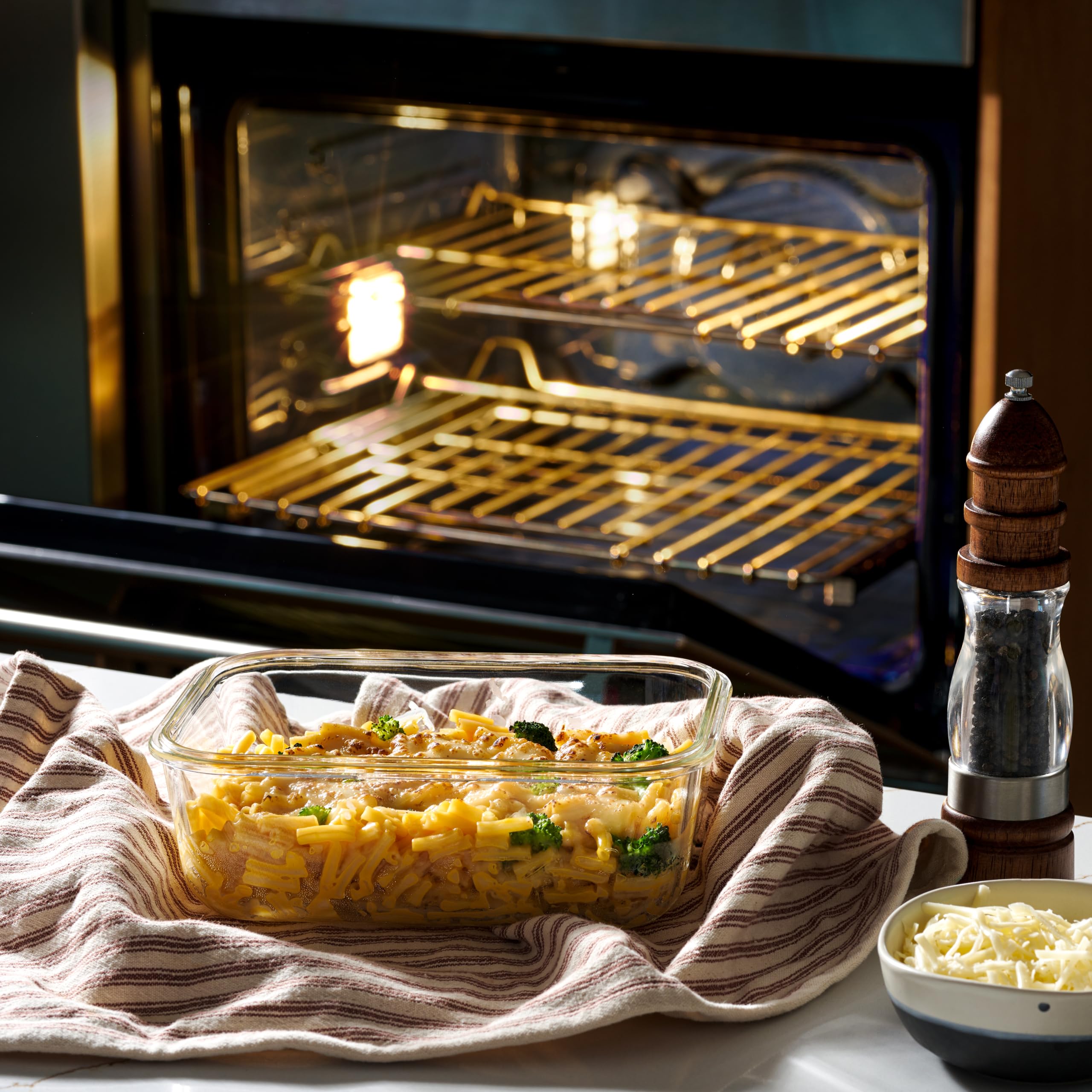 Le'raze four-side locking lids prevent spills during transport and prep.