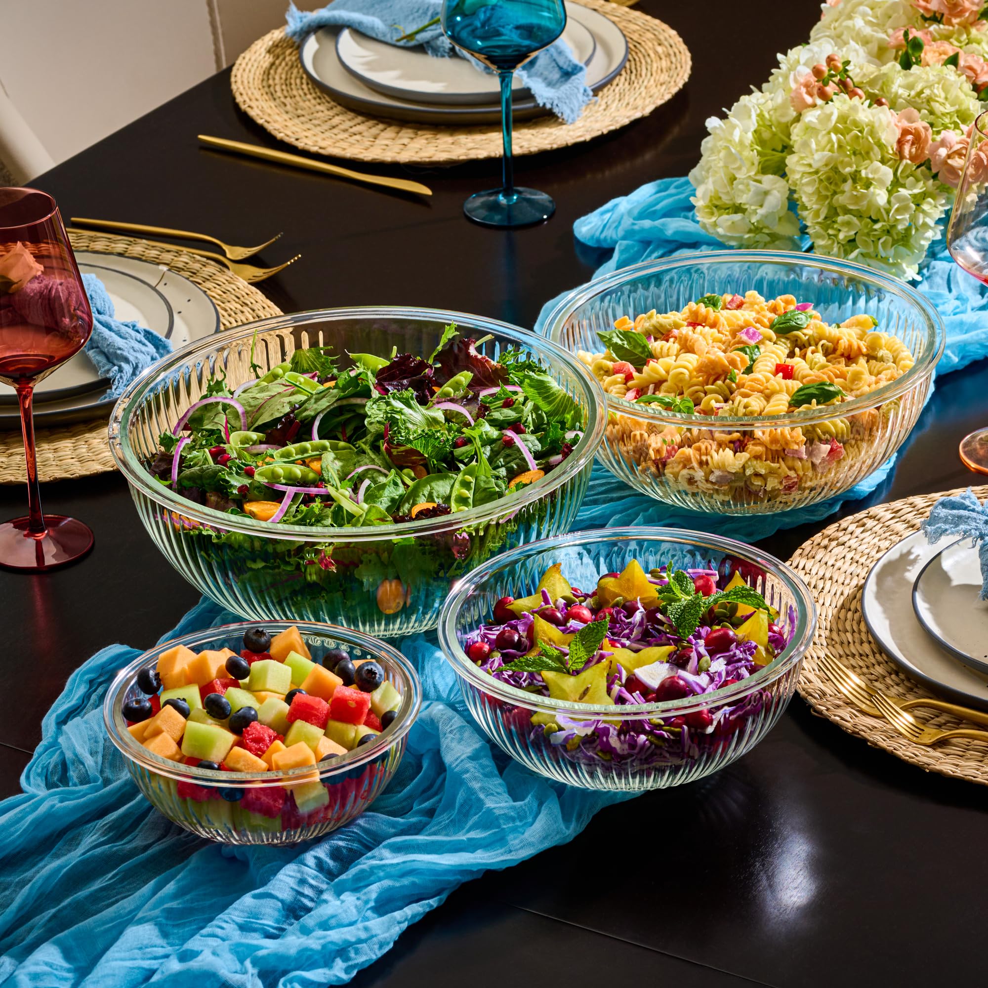 Le'raze leakproof lids seal bowls for secure storage.