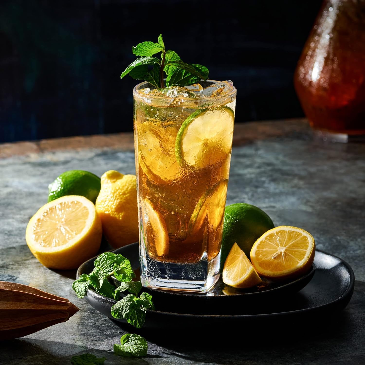 Le'raze water glass with clear clarity to simplify daily hydration