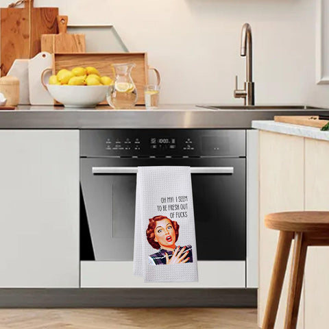 LEVLO Retro print kitchen towel on display demonstrates compact size for versatile use.