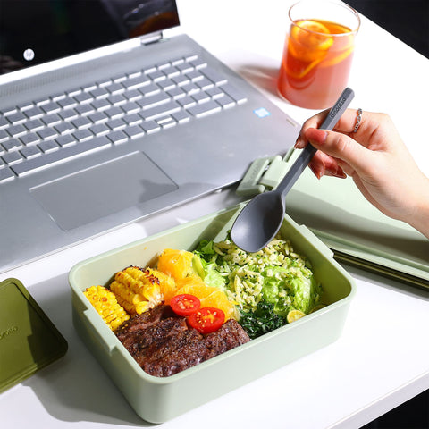 Linoroso dressing containers for easy sauces and dressings with salads.